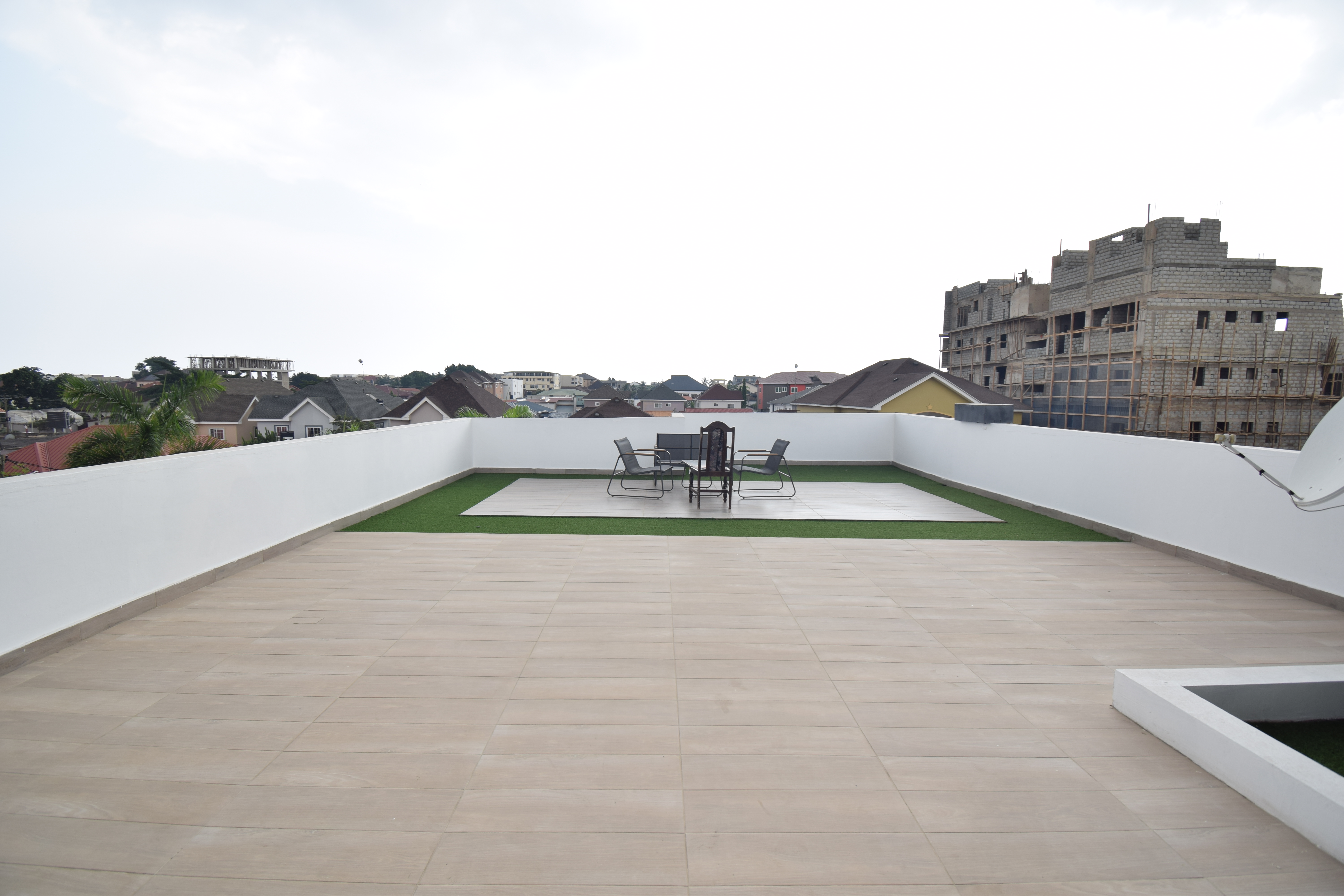 2Bed 2 bathroom Top floor apartment with Roof Terrace